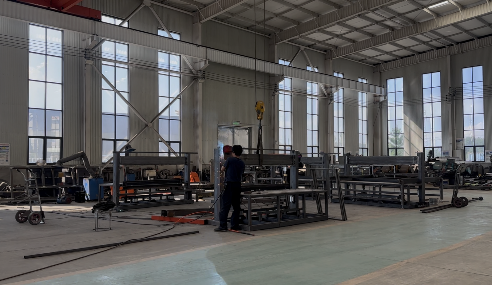 worker-3 XINGFEI wire mesh machinery production workshop