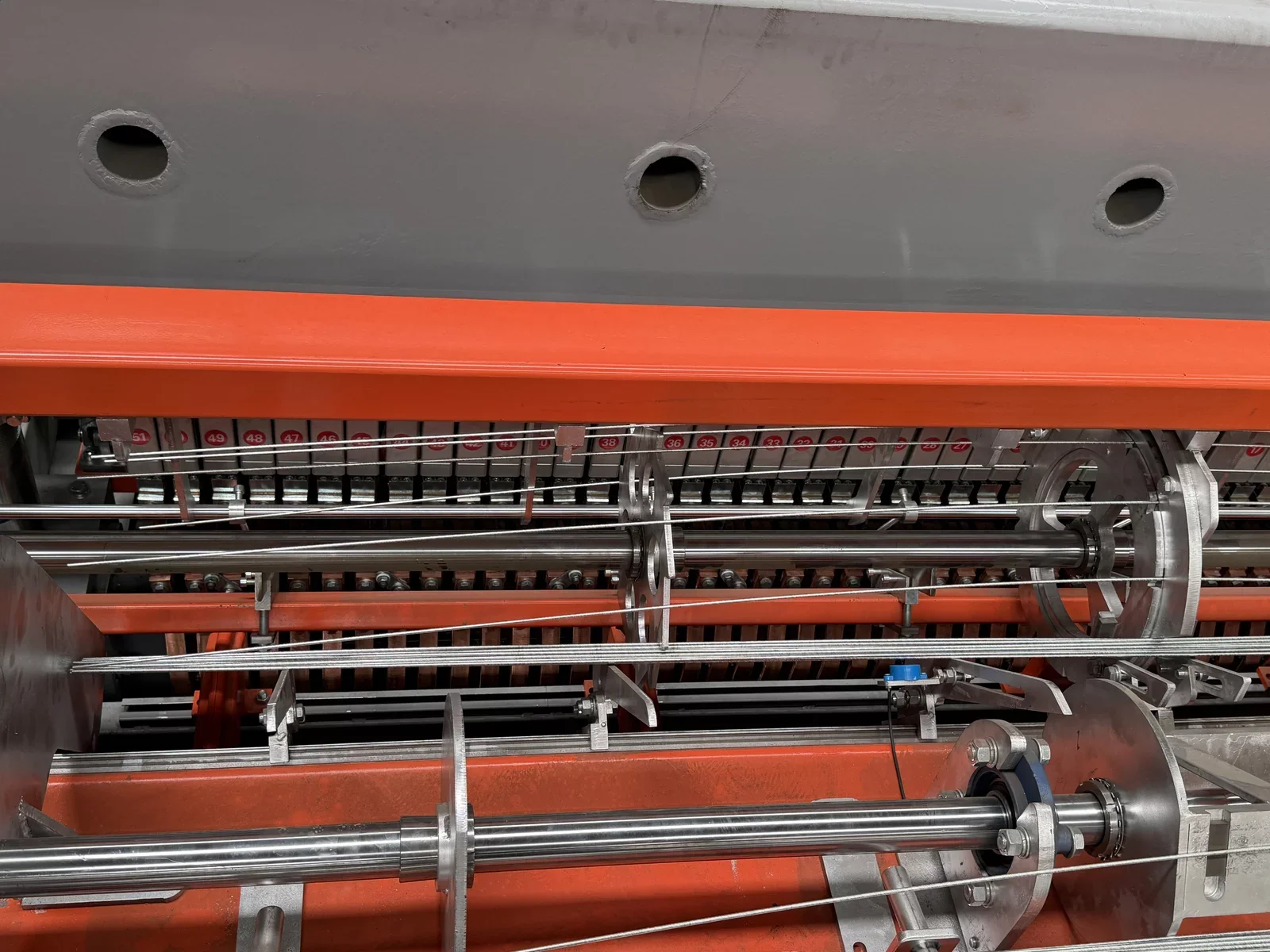 Cable tray mesh cutting unit