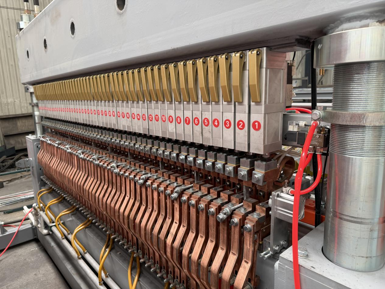 Reinforcement mesh welding station