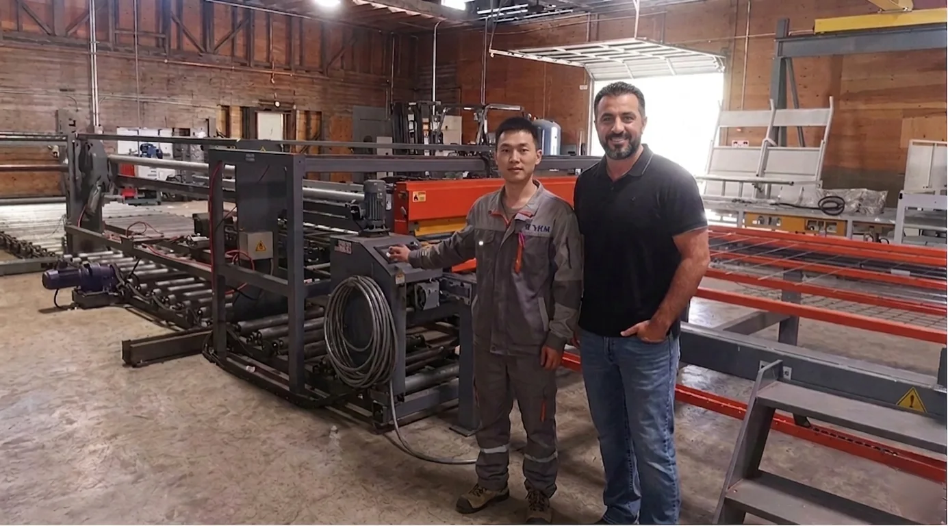 worker-3 XINGFEI team with an international customer