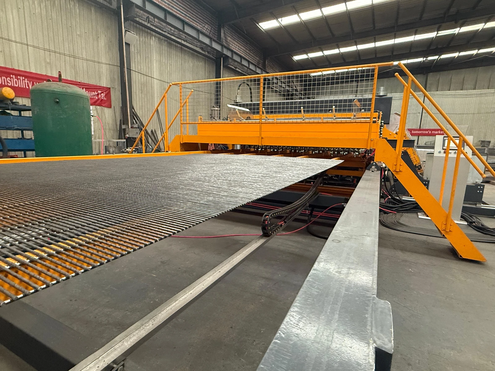 Anti-climb fence mesh welding line